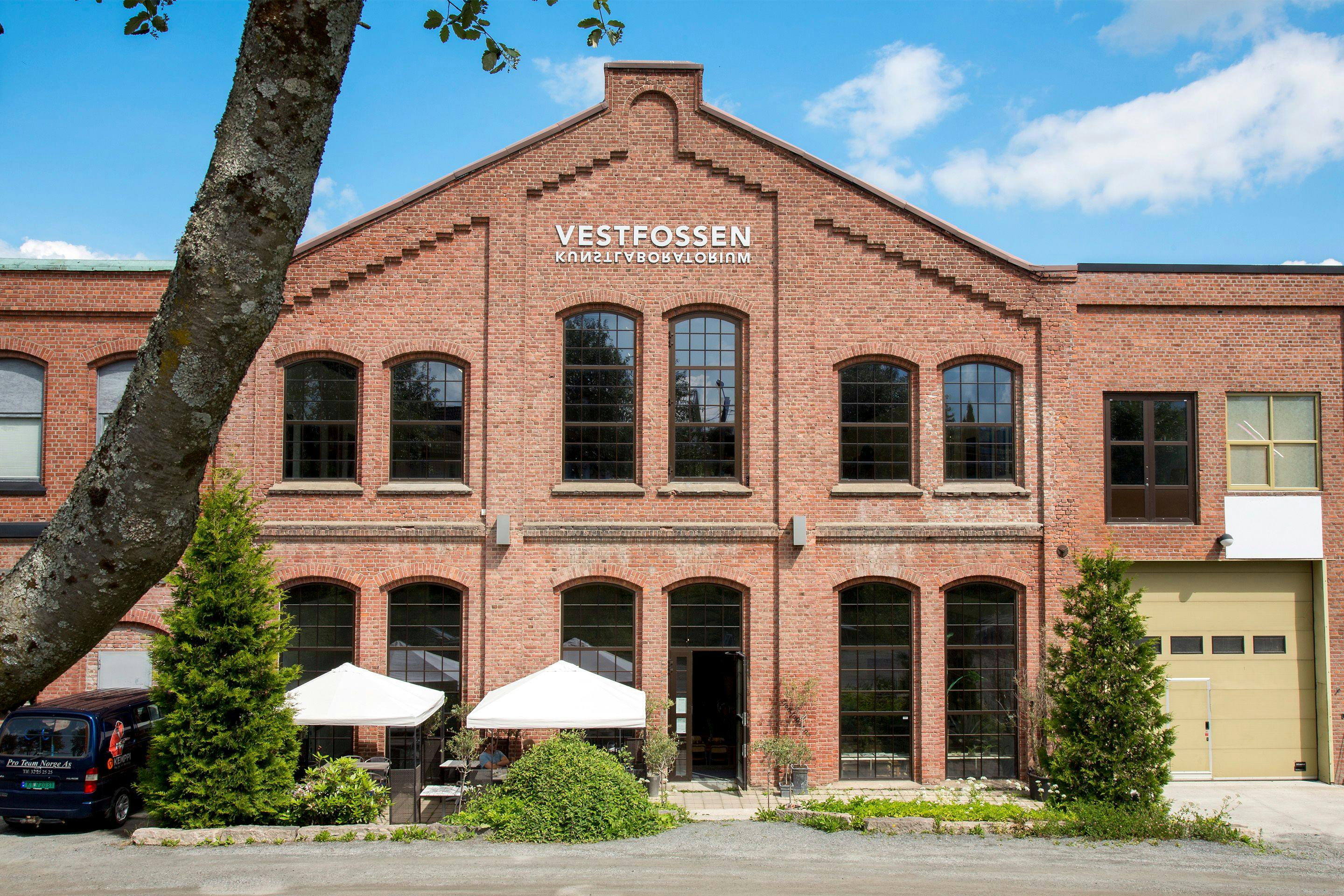 Fasaden til hovedbygningen på Vestfossen Kunstlaboratorium.