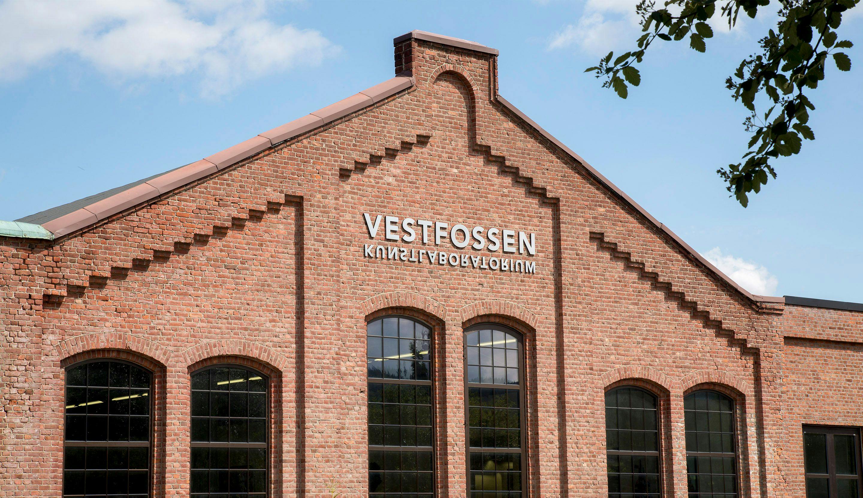 Fasaden til hovedbygningen til Vestfossen Kunstlaboratorium.